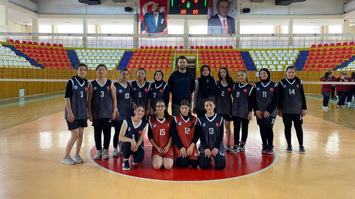 Beden Eğitimi Öğretmenimiz Arif Çağatay DÜZEN'in Çalıştırdığı Okulumuz Voleybol Takımı Galibiyetle Başladı